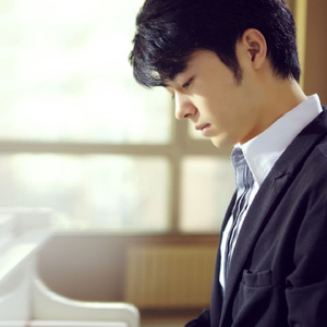 吴绮珊裸乳无奶罩写真
